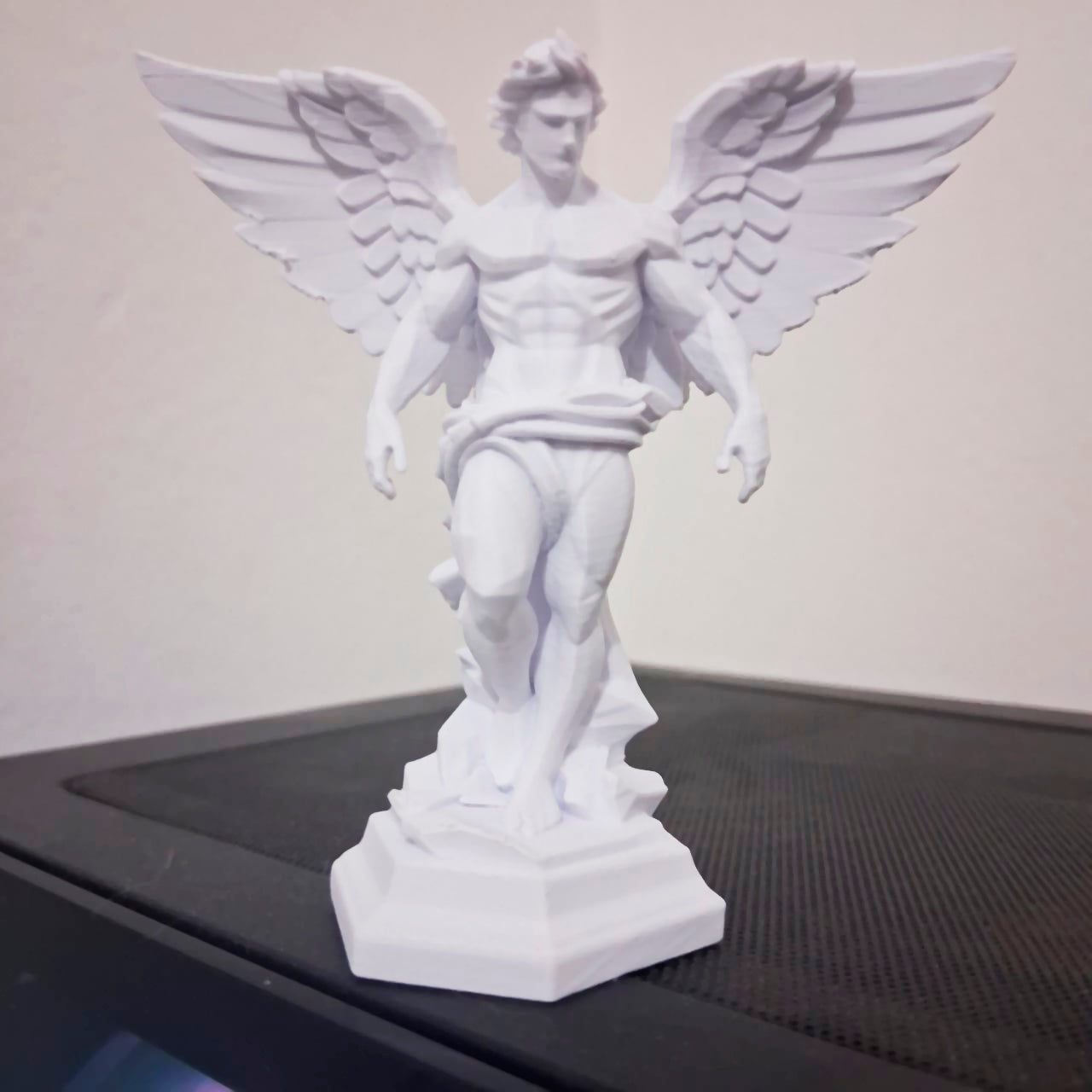 Anjo com asas Misterioso