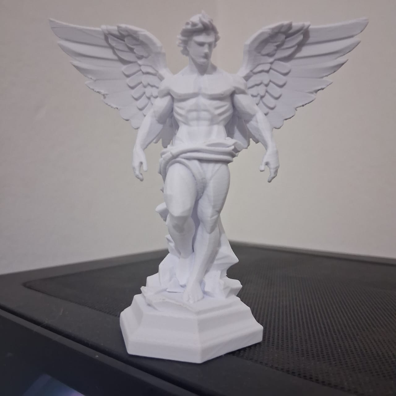 Anjo com asas Misterioso